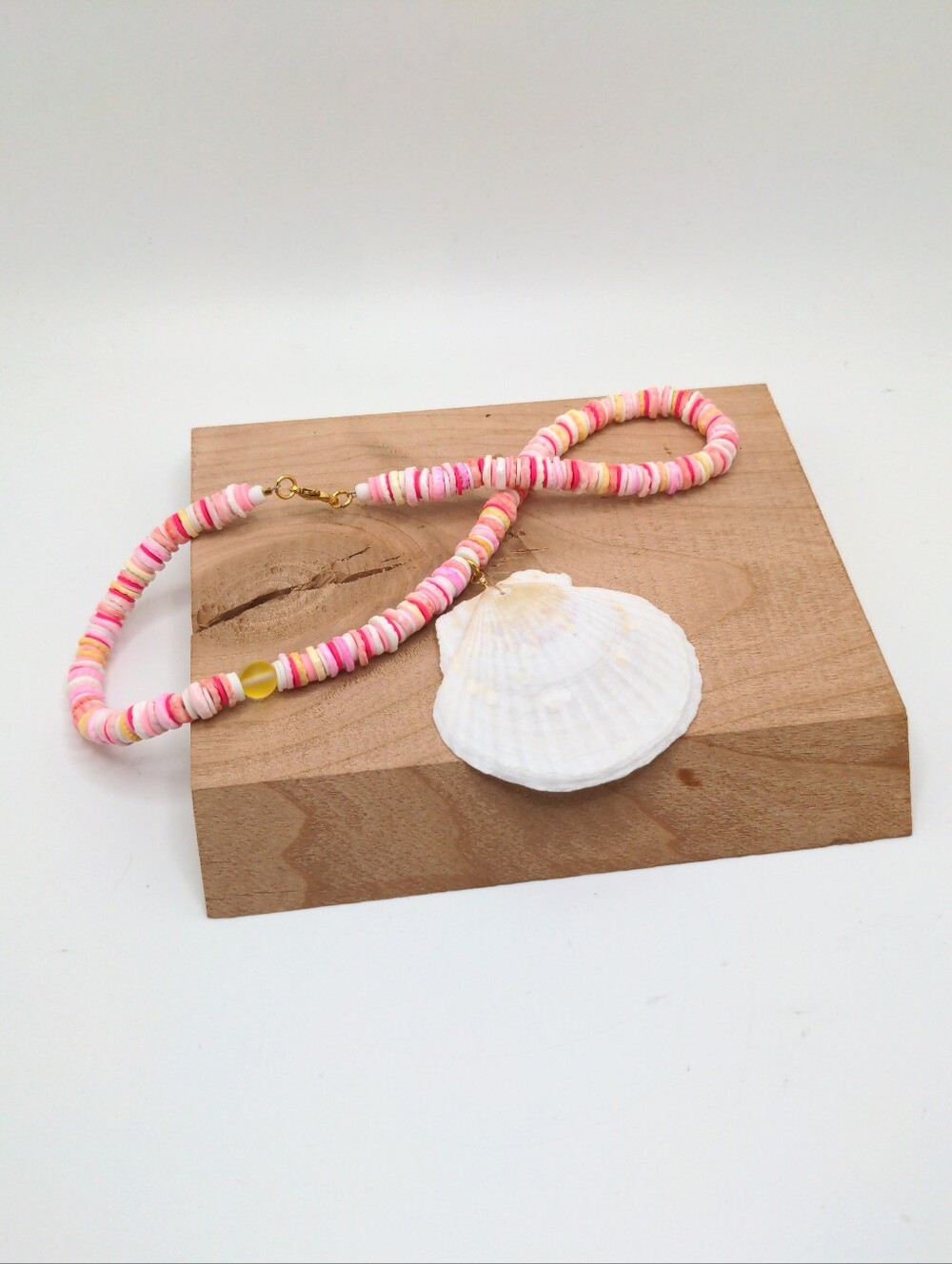 381MIDALANE Handcrafted Candy Puka Shell Choker w/ Scallop Pendant
